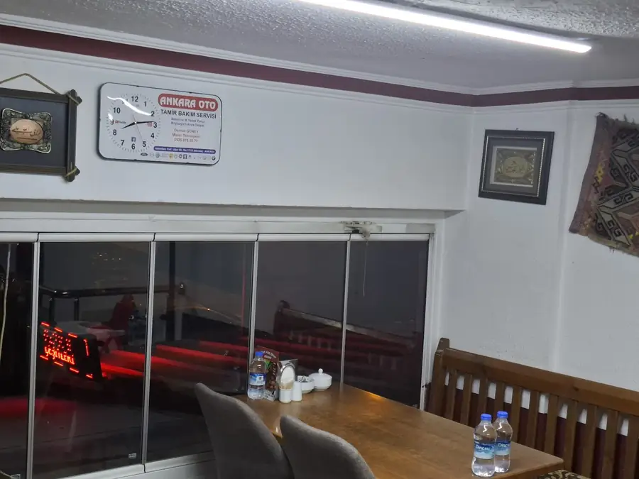 Servisin camlı bekleme alanı ve Ankara Oto logolu duvar saati